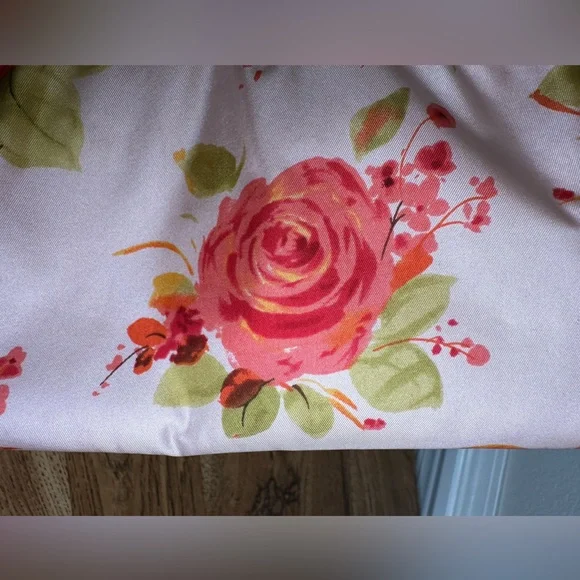 Banana republic clutch pink with roses like new - Picture 5 of 6